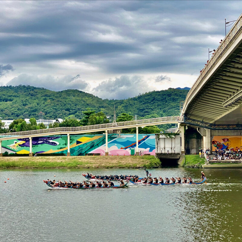 Rowing Under the Dazhi Bridge