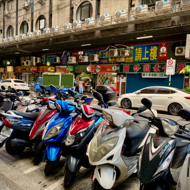 Orderly Moped Lineups