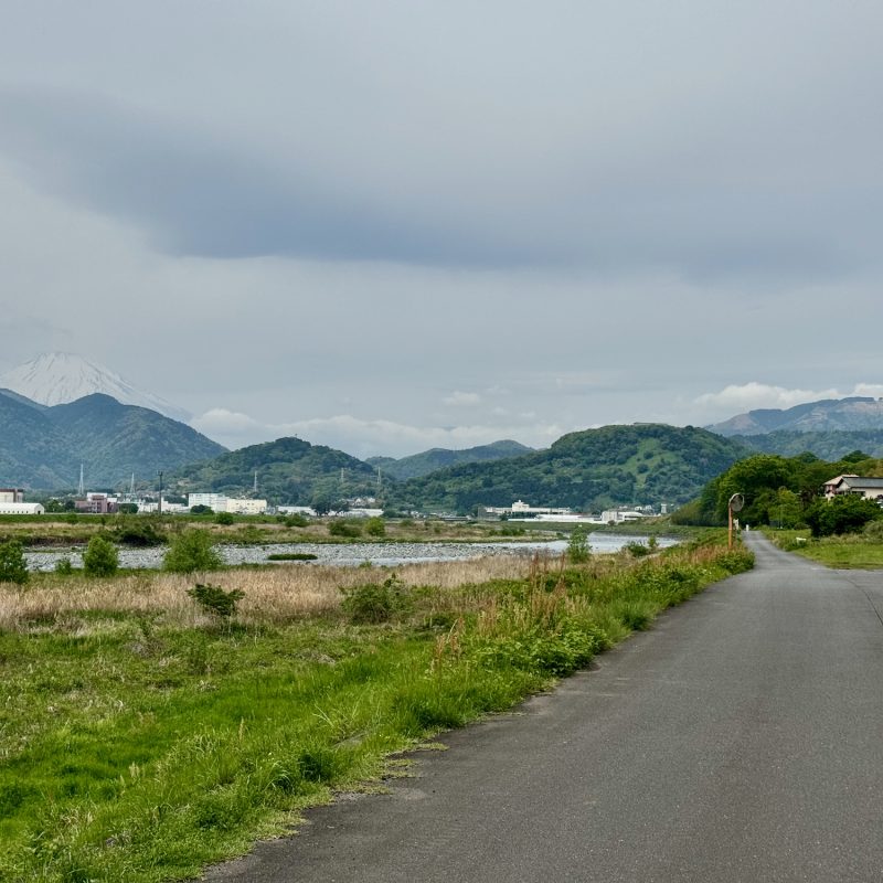 Fuji, Behind